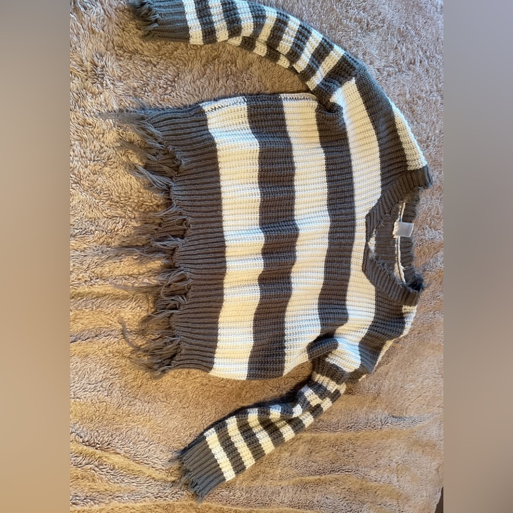 Sweater. Can’t read the size tag. Fits L/XL